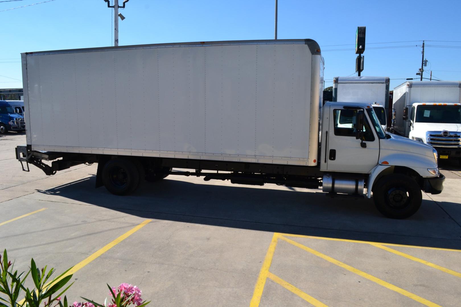 2016 WHITE /BLACK INTERNATIONAL 4300 with an CUMMINS ISB 6.7L 220HP engine, ALLISON 2100HS AUTOMATIC transmission, located at 9172 North Fwy, Houston, TX, 77037, (713) 910-6868, 29.887470, -95.411903 - Photo#3